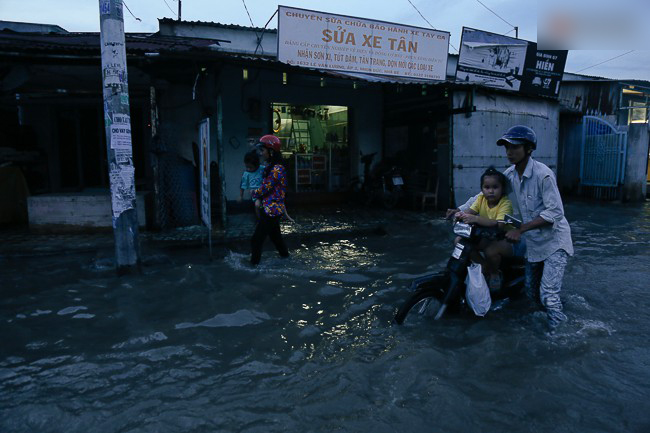 Triều cường đạt đỉnh ở Sài Gòn, trẻ em thích thú bơi lội khi đường biến thành sông